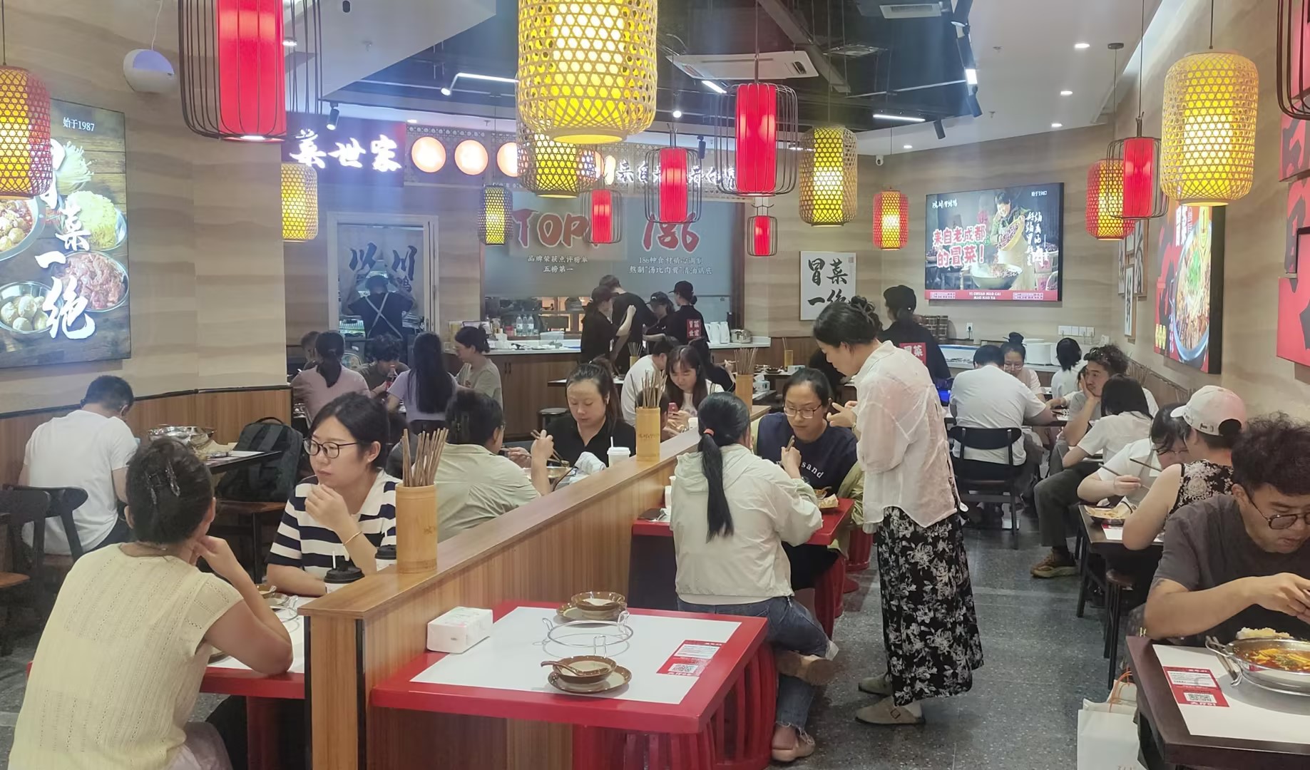 以川冒菜冒烤鸭加盟，小县城日入过万创造神话